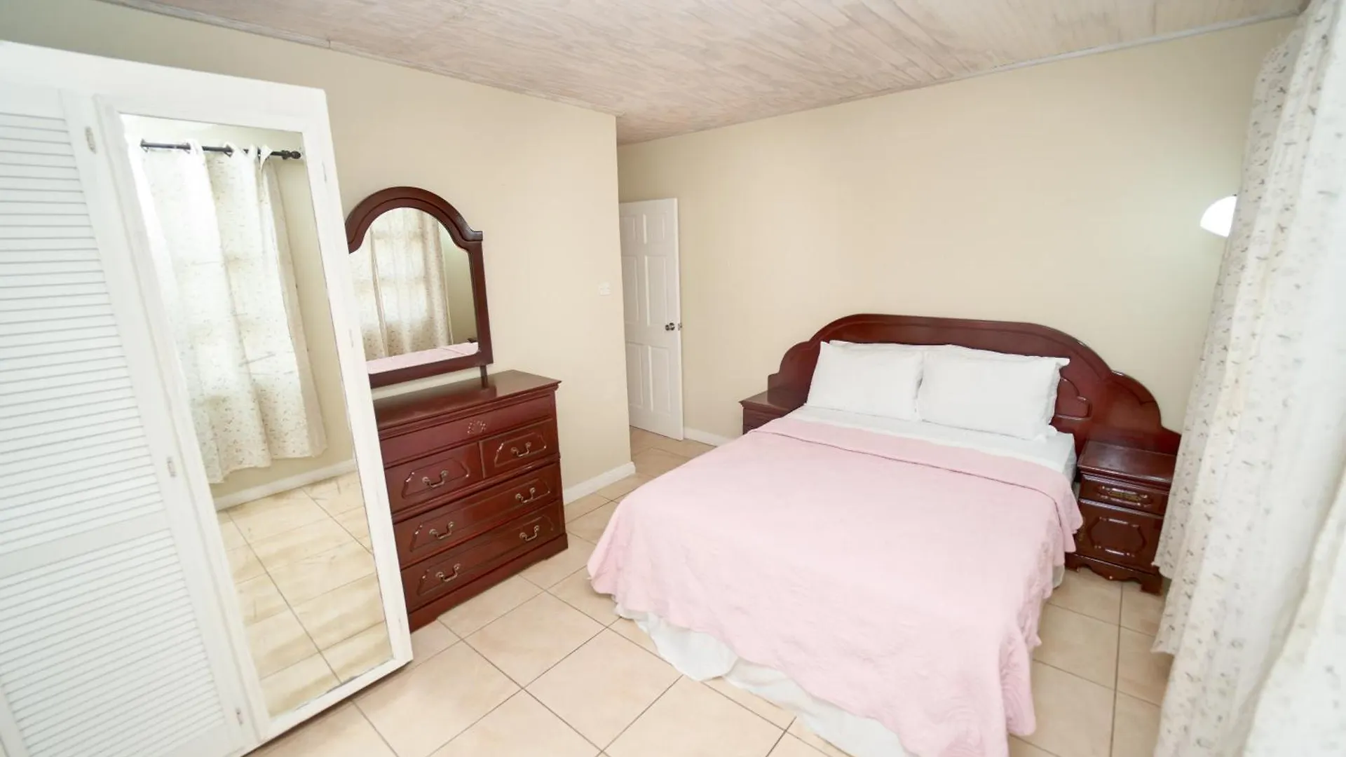 Prázdninový dům Spacious 3-Bedroom Home - Regency Park Bridgetown