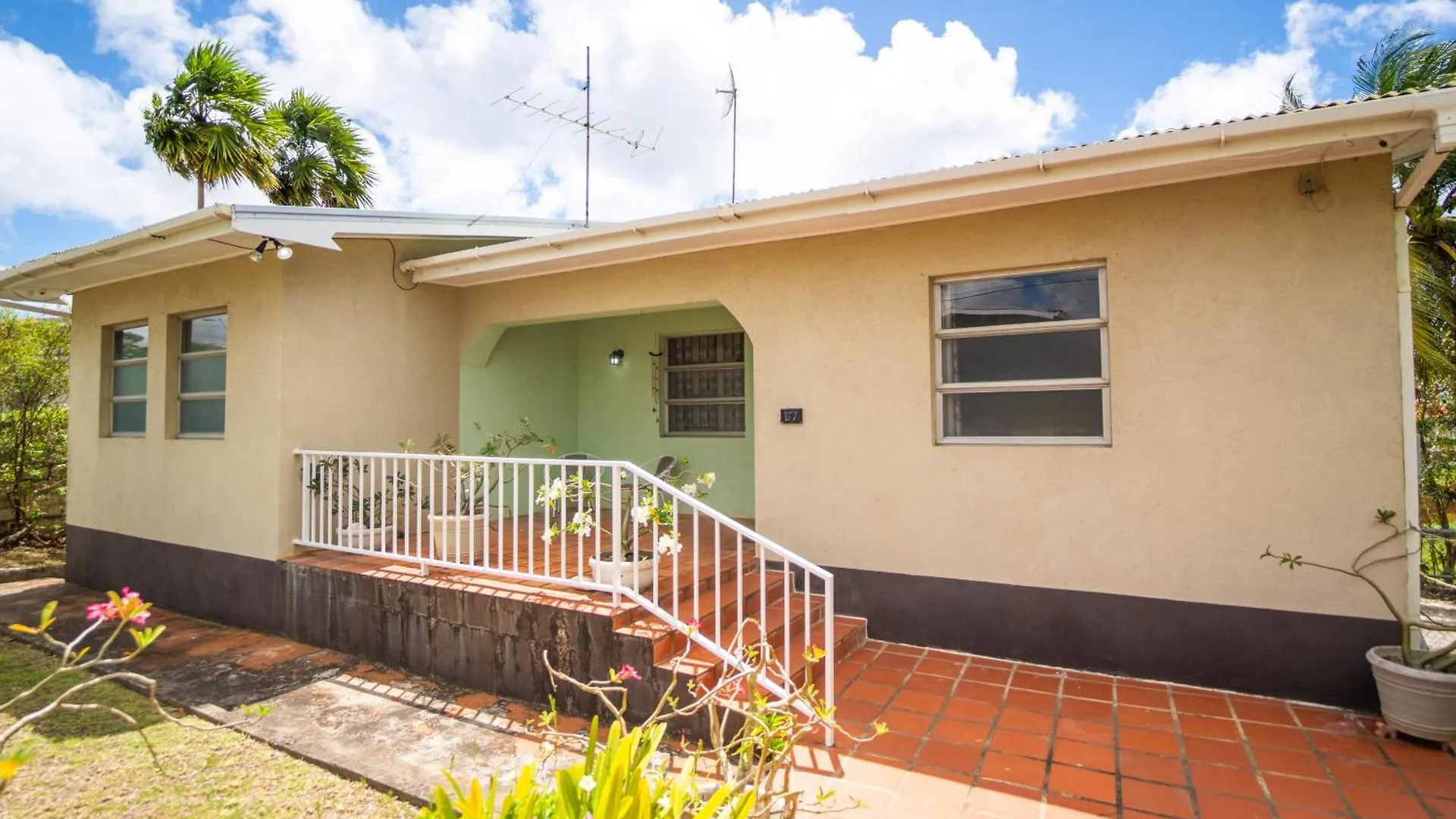 Spacious 3-Bedroom Home - Regency Park Bridgetown Feriehus